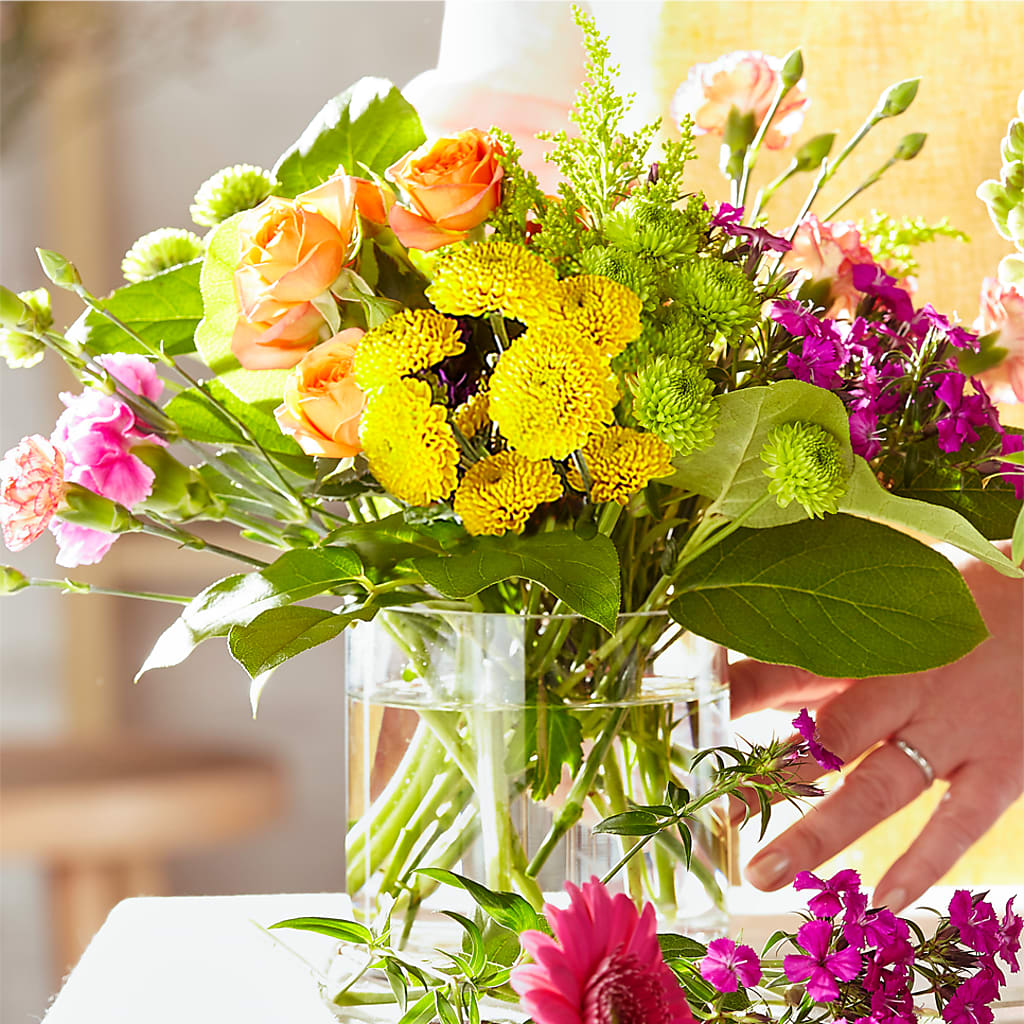 Bold & Bright – A Florist Original – Salon Diane Aubin Fleuriste Inc., Jonquiere PQ