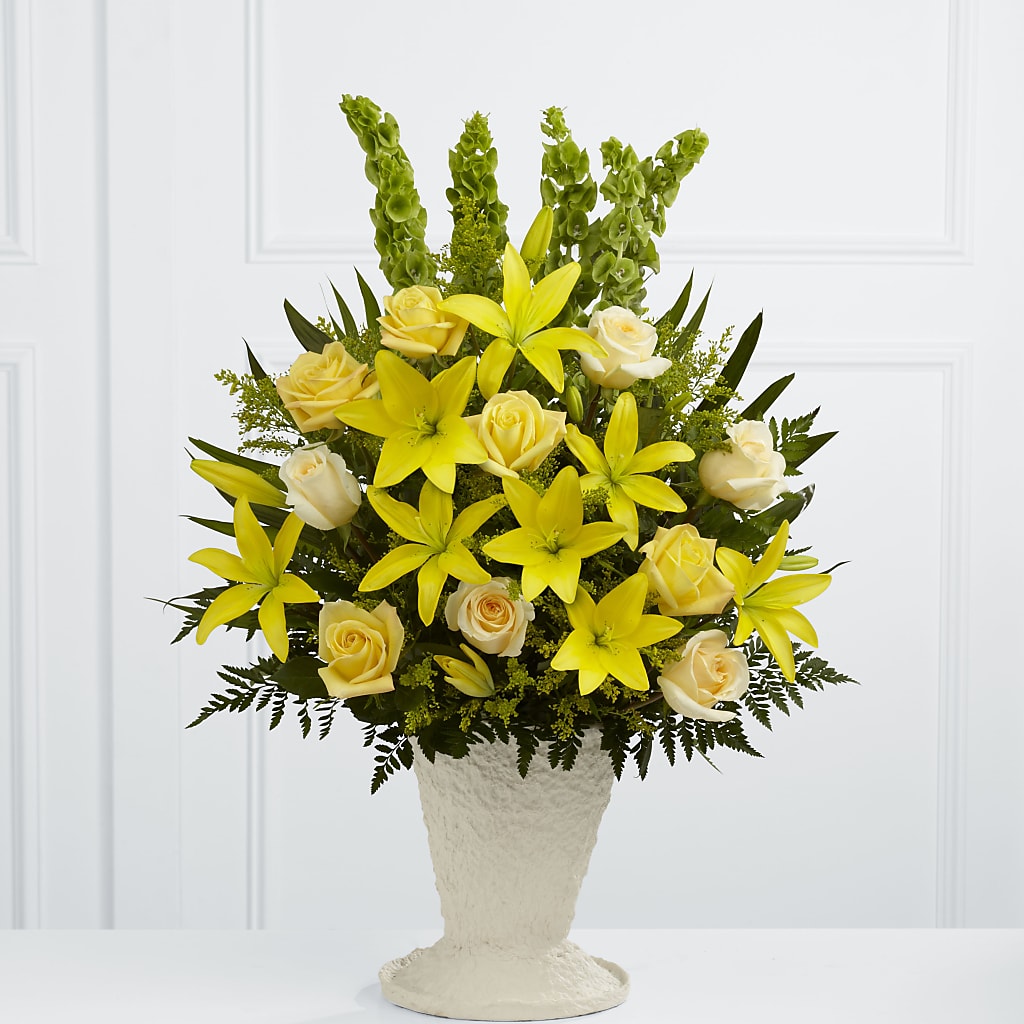 Golden Memories Arrangement – Salon Diane Aubin Fleuriste Inc., Jonquiere PQ