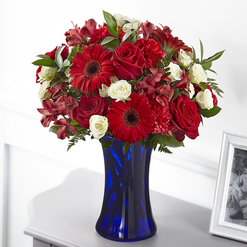 Hearts Embrace Bouquet – Salon Diane Aubin Fleuriste Inc., Jonquiere PQ