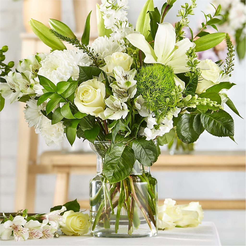Classic Ivory – A Florist Original – Salon Diane Aubin Fleuriste Inc., Jonquiere PQ