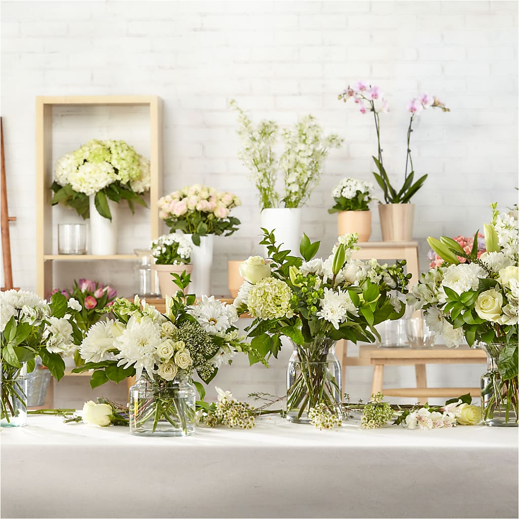 Classic Ivory – A Florist Original – Salon Diane Aubin Fleuriste Inc., Jonquiere PQ