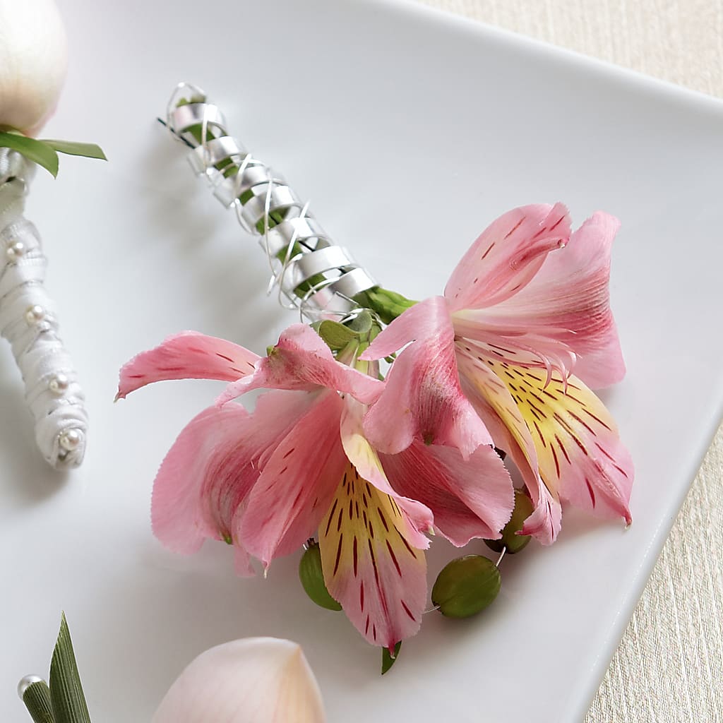 Pink Peruvian Lily Boutonniere – Salon Diane Aubin Fleuriste Inc., Jonquiere PQ