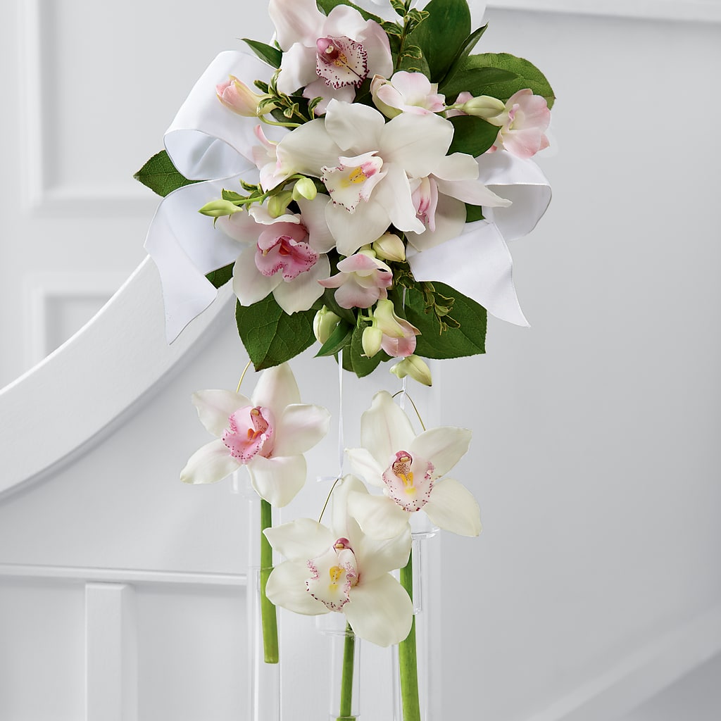 Perfect Entrance Pew Arrangement – Salon Diane Aubin Fleuriste Inc., Jonquiere PQ
