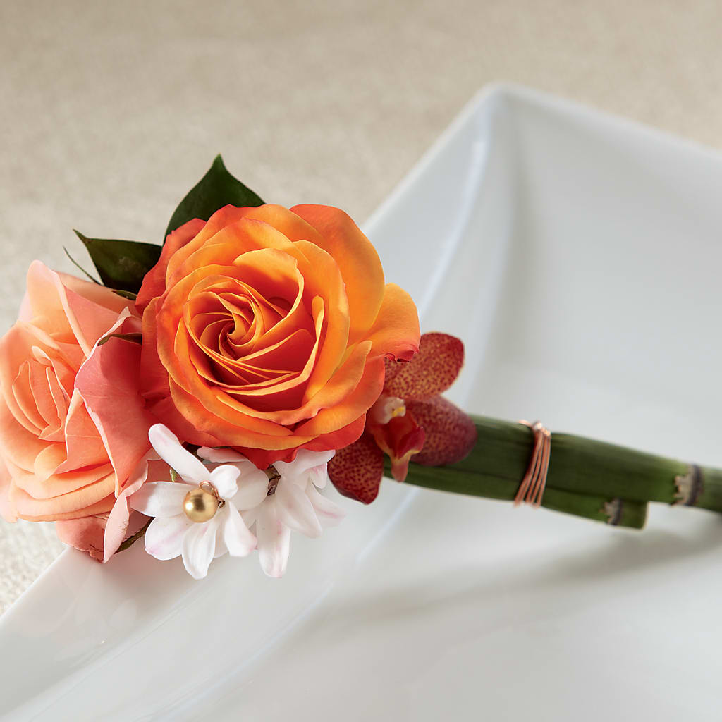 Sunset Dream Boutonniere – Salon Diane Aubin Fleuriste Inc., Jonquiere PQ