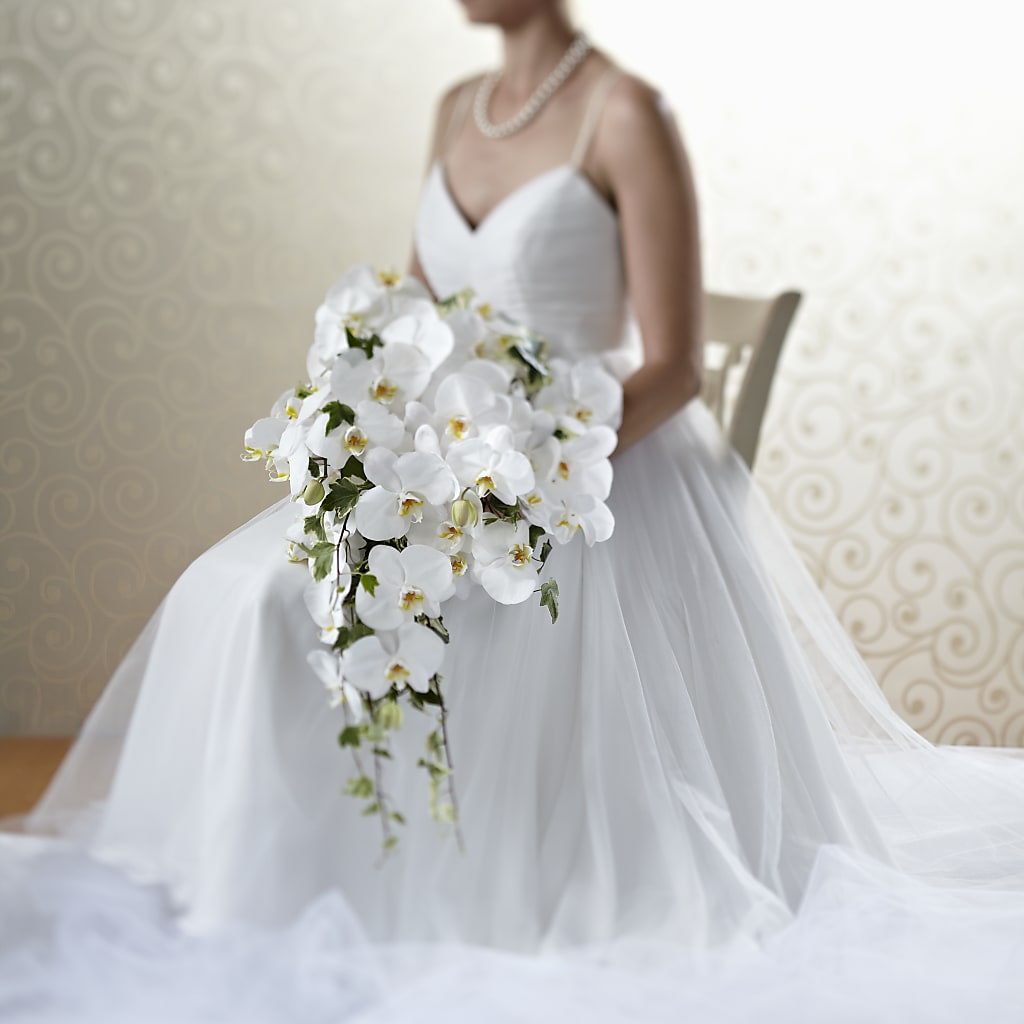 Classic White Bouquet – Salon Diane Aubin Fleuriste Inc., Jonquiere PQ
