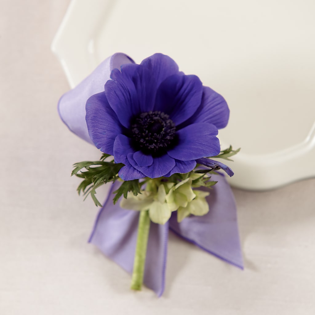 Purple Passion Boutonniere – Salon Diane Aubin Fleuriste Inc., Jonquiere PQ