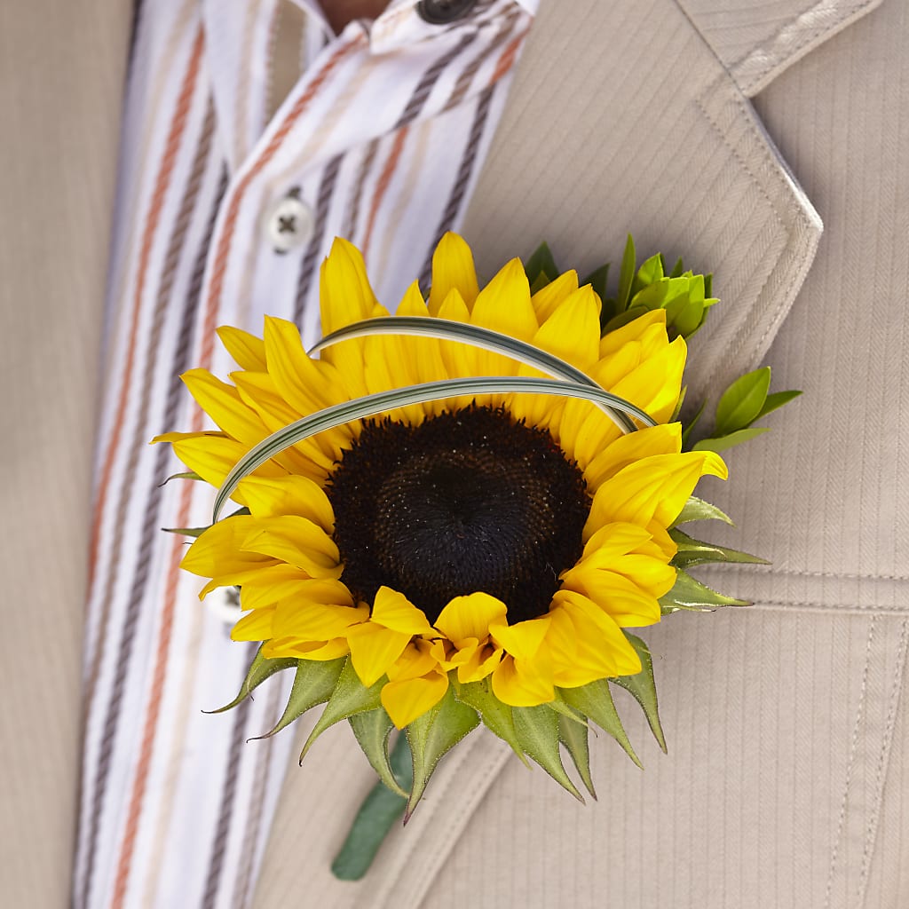 Free Spirit Boutonniere – Salon Diane Aubin Fleuriste Inc., Jonquiere PQ