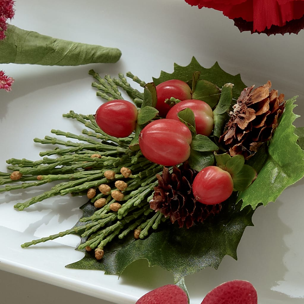 Red Berry Boutonniere – Salon Diane Aubin Fleuriste Inc., Jonquiere PQ