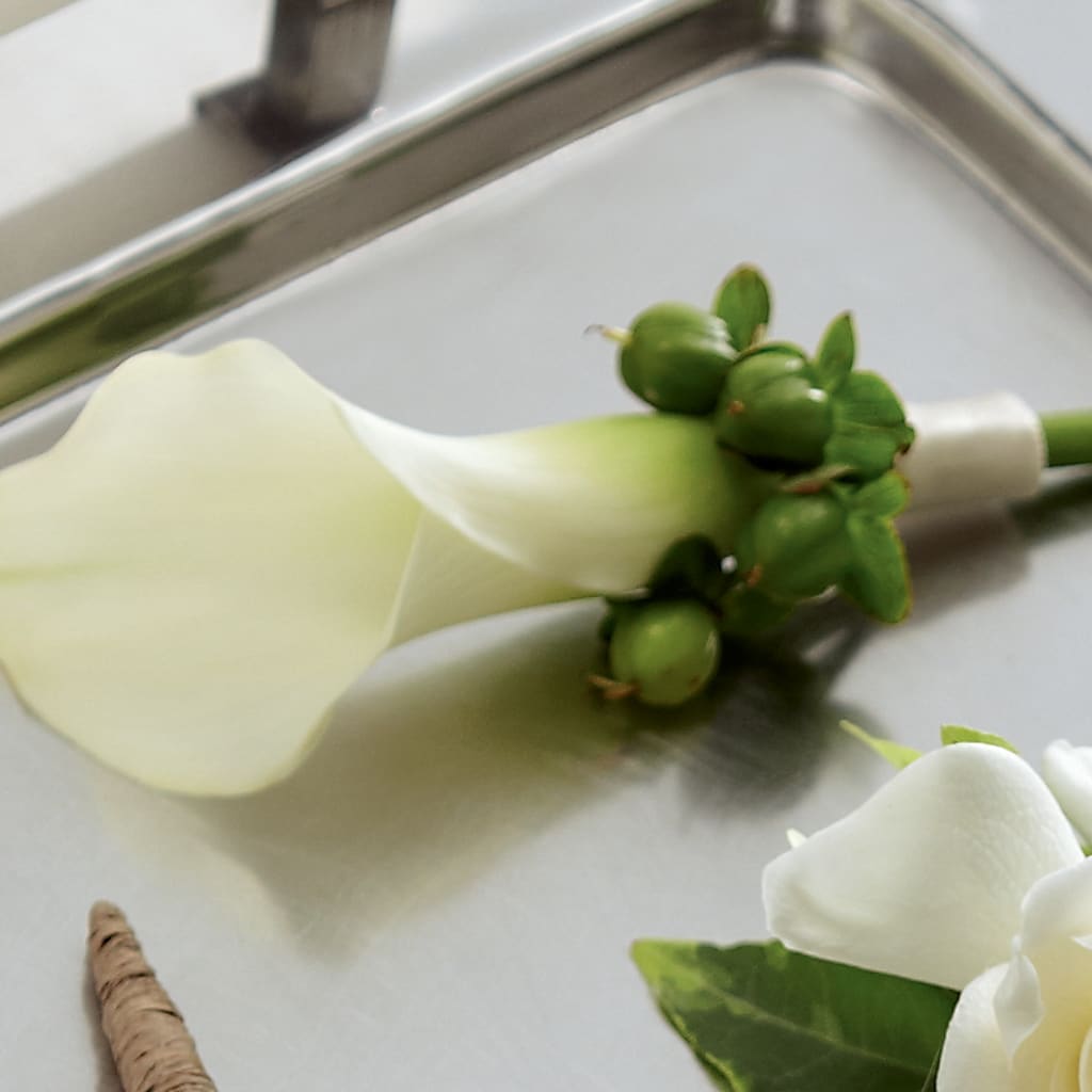 White Calla Boutonniere – Salon Diane Aubin Fleuriste Inc., Jonquiere PQ
