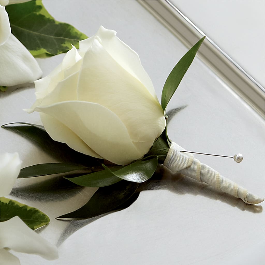 White Rose Boutonniere – Salon Diane Aubin Fleuriste Inc., Jonquiere PQ