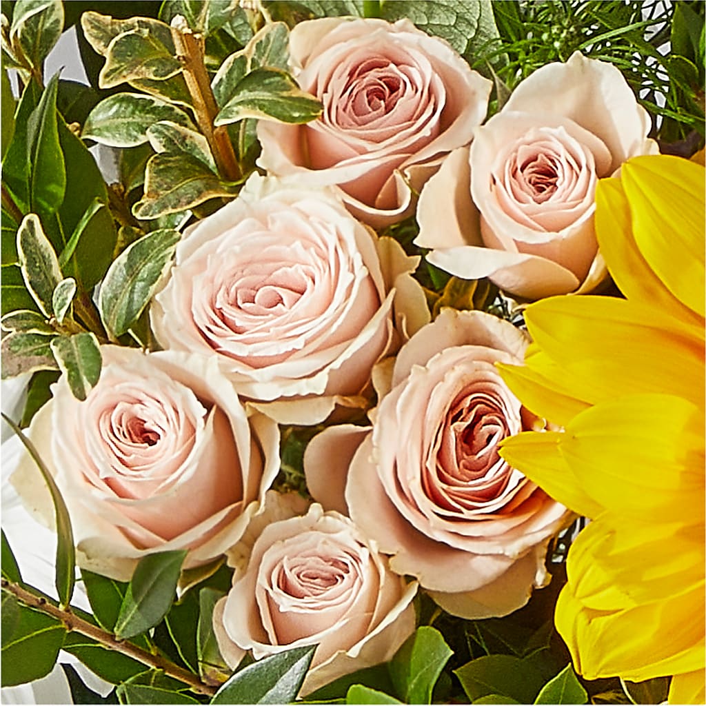 The Good Life Bouquet –  Salon Diane Aubin Fleuriste Inc., Jonquiere PQ