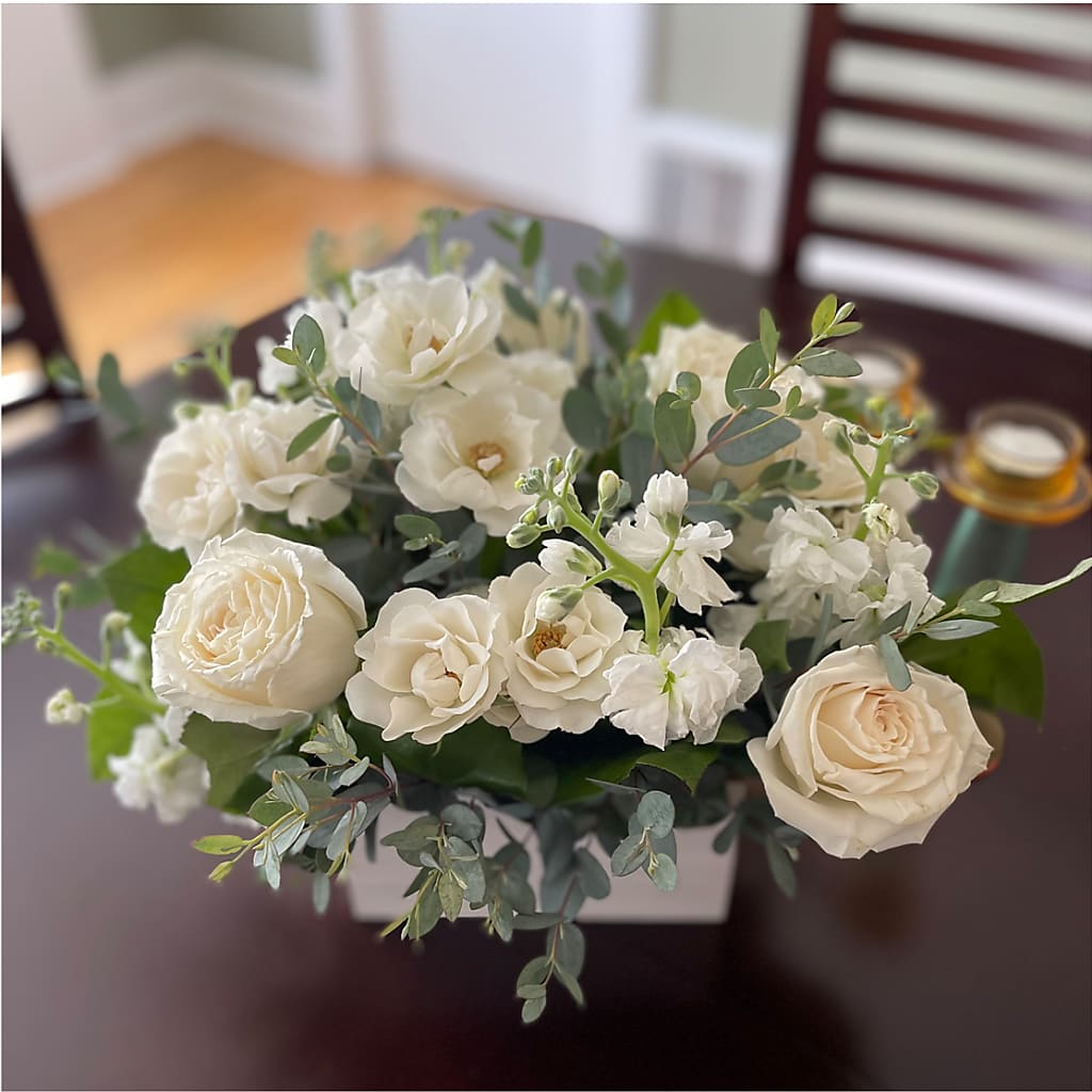 Fresh Linen Box Bouquet –  Salon Diane Aubin Fleuriste Inc., Jonquiere PQ