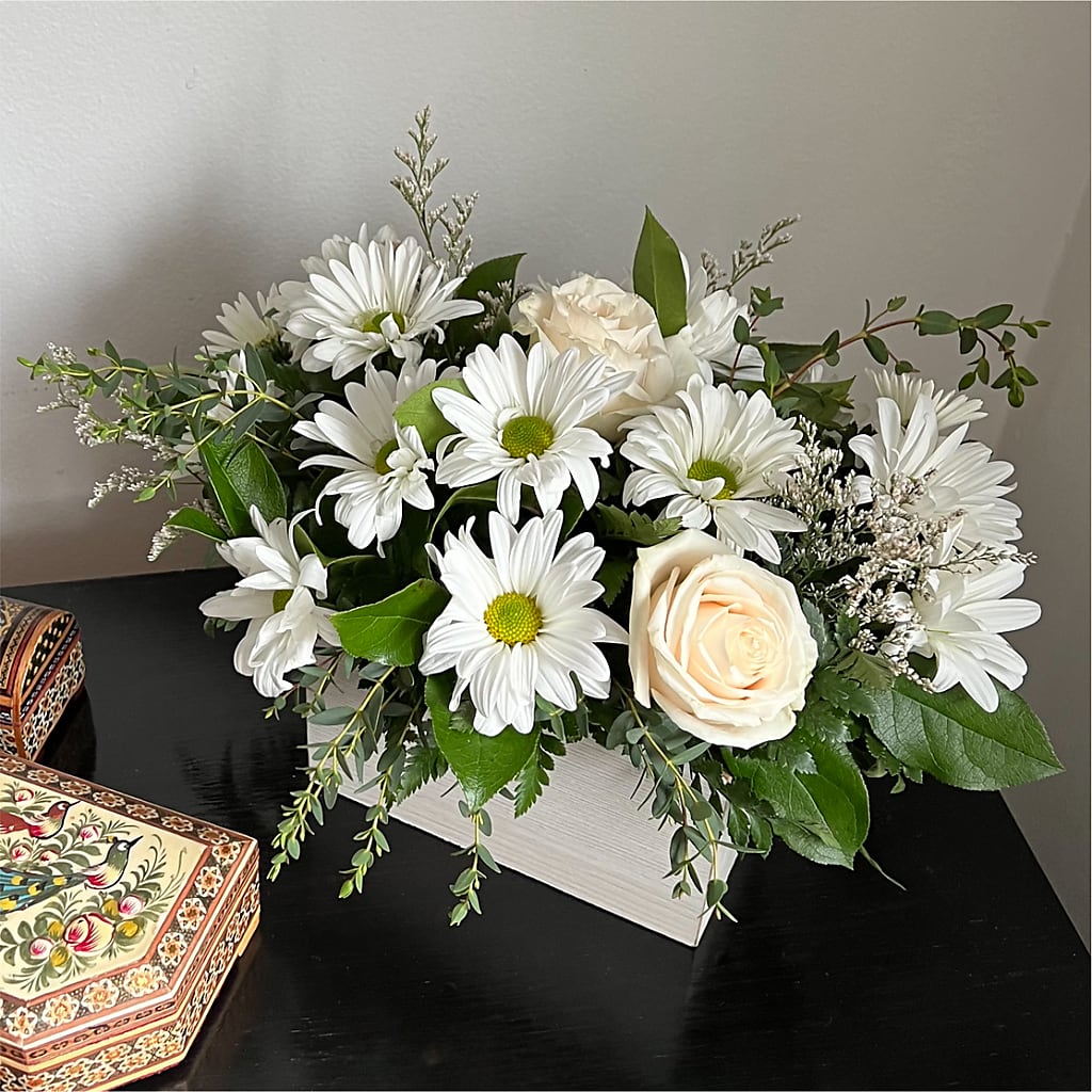 Fresh Linen Box Bouquet –  Salon Diane Aubin Fleuriste Inc., Jonquiere PQ