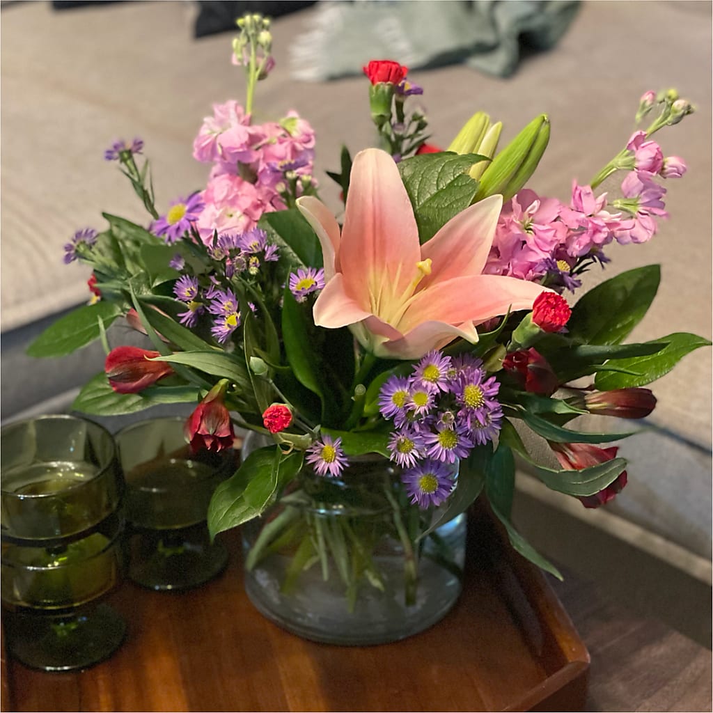 Romantique Bouquet –  Salon Diane Aubin Fleuriste Inc., Jonquiere PQ