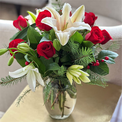 Sparkling Snowflakes Bouquet –  Salon Diane Aubin Fleuriste Inc., Jonquiere PQ