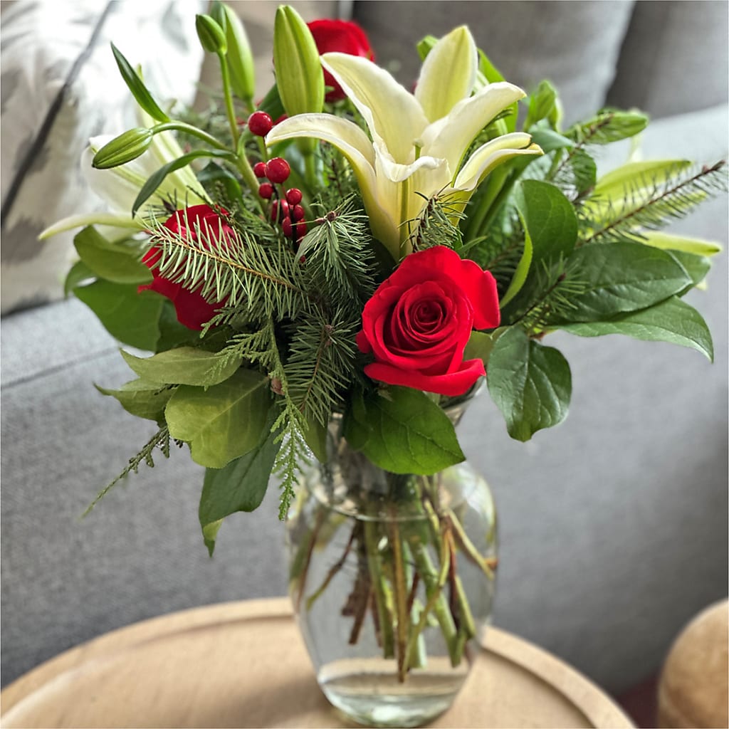 Sparkling Snowflakes Bouquet –  Salon Diane Aubin Fleuriste Inc., Jonquiere PQ