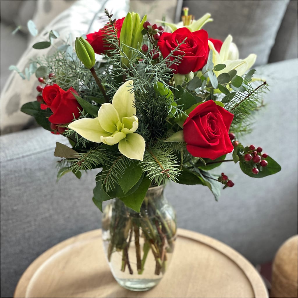 Glittering Lights Bouquet –  Salon Diane Aubin Fleuriste Inc., Jonquiere PQ
