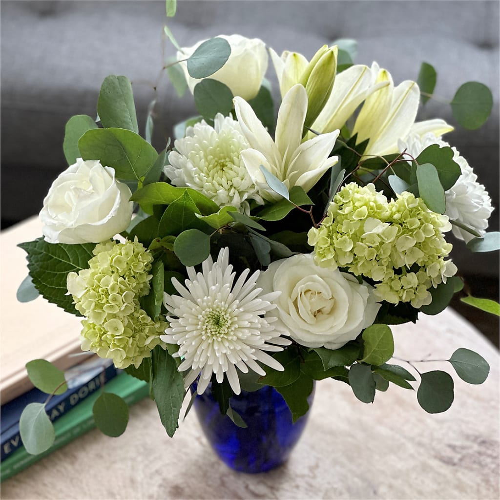 Snowy Dreams Bouquet –  Salon Diane Aubin Fleuriste Inc., Jonquiere PQ
