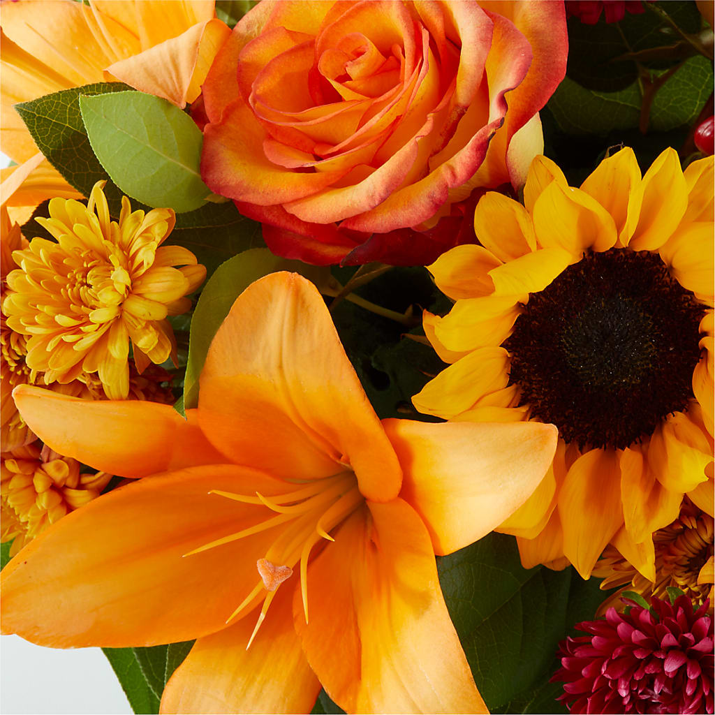 Grateful Centerpiece –  Salon Diane Aubin Fleuriste Inc., Jonquiere PQ