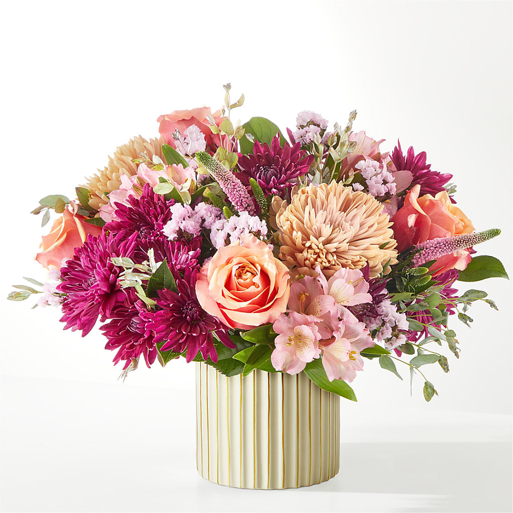 Berry Cobbler Bouquet with Ivory Vase –  Salon Diane Aubin Fleuriste Inc., Jonquiere PQ