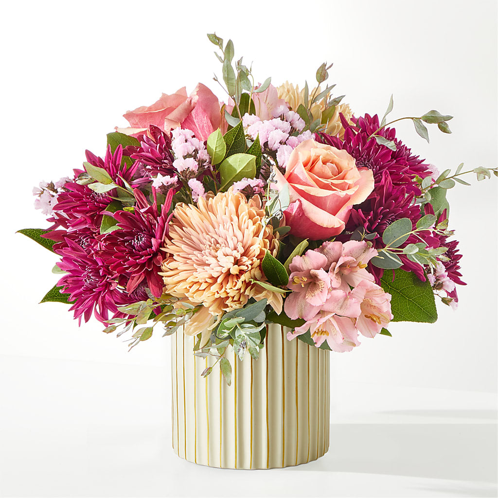 Berry Cobbler Bouquet with Ivory Vase –  Salon Diane Aubin Fleuriste Inc., Jonquiere PQ