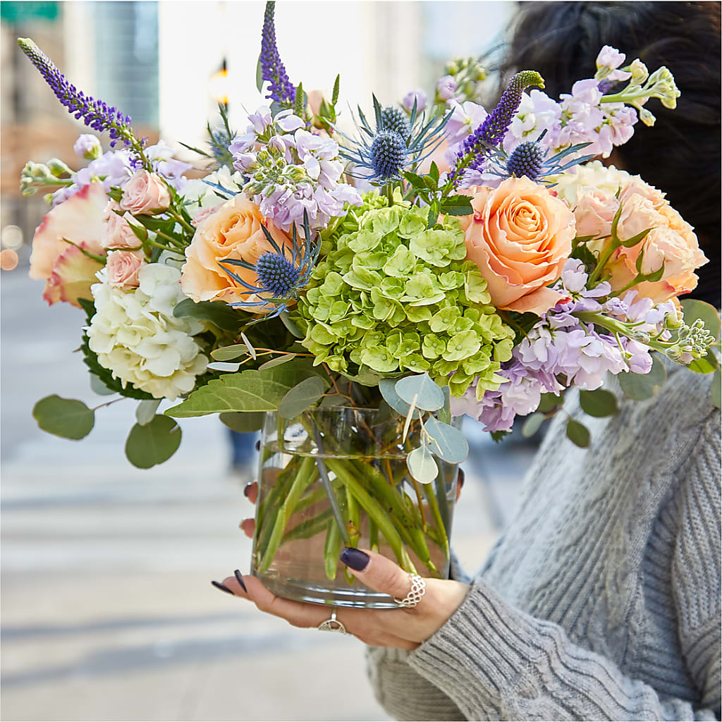 Porch Swing Bouquet –  Salon Diane Aubin Fleuriste Inc., Jonquiere PQ