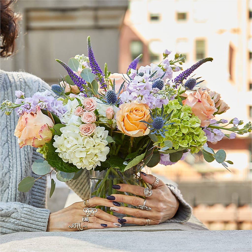 Porch Swing Bouquet –  Salon Diane Aubin Fleuriste Inc., Jonquiere PQ