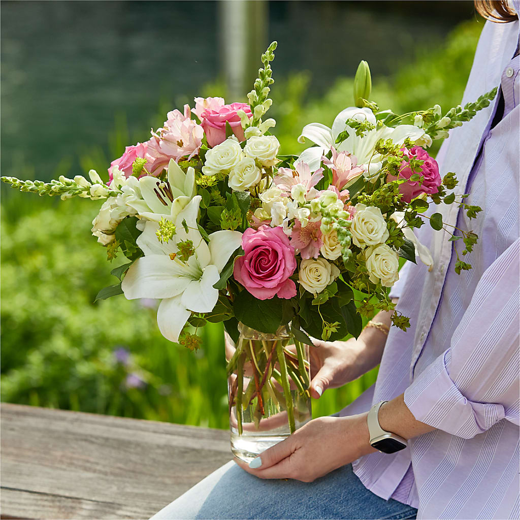 Fondly Bouquet –  Salon Diane Aubin Fleuriste Inc., Jonquiere PQ
