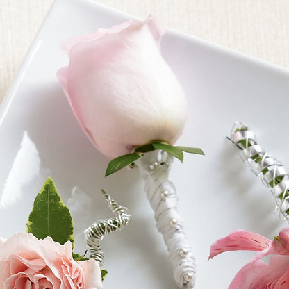 Pink Rose Boutonniere –  Salon Diane Aubin Fleuriste Inc., Jonquiere PQ