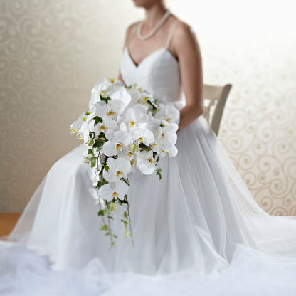 Classic White Bouquet –  Salon Diane Aubin Fleuriste Inc., Jonquiere PQ
