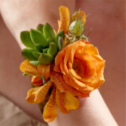 Irresistible Love Wrist Corsage –  Salon Diane Aubin Fleuriste Inc., Jonquiere PQ